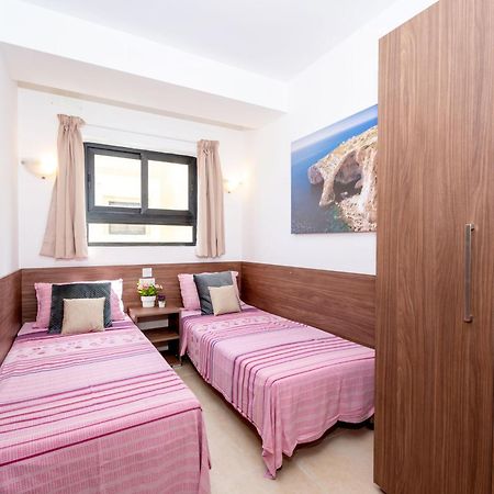 Islet Promenade Seafront Apartment With Large Corner Terrace By Getawaysmalta St. Paul's Bay Bagian luar foto