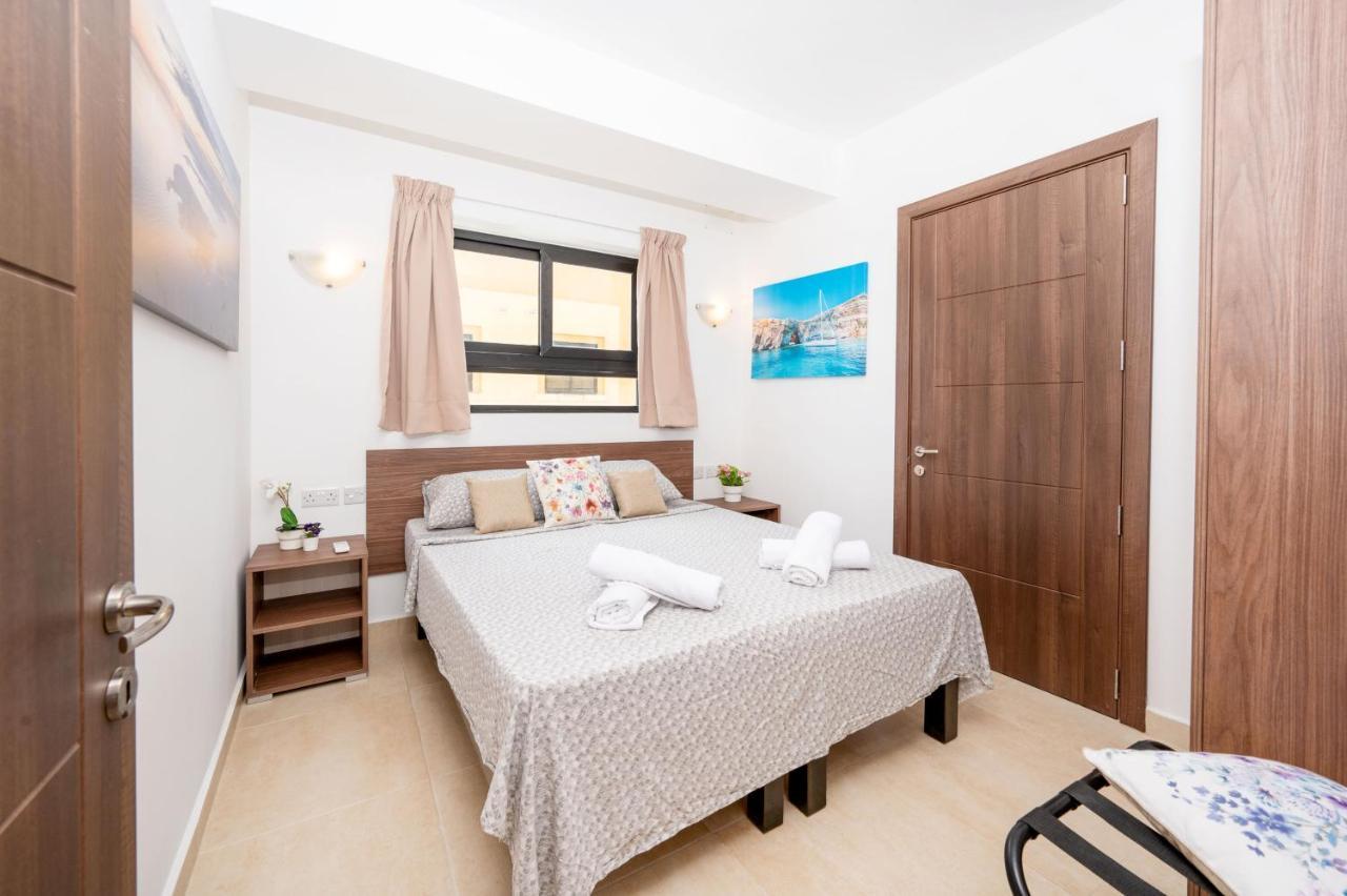 Islet Promenade Seafront Apartment With Large Corner Terrace By Getawaysmalta St. Paul's Bay Bagian luar foto