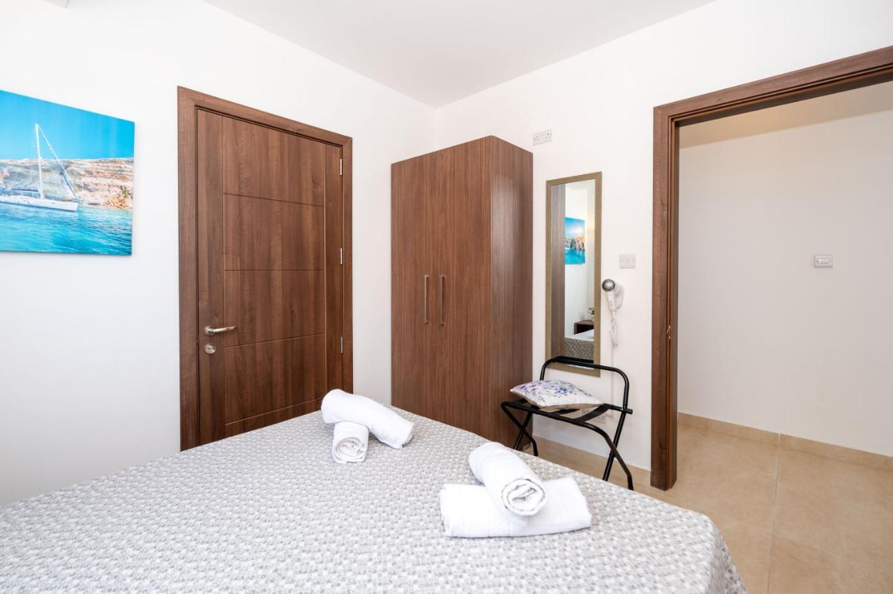 Islet Promenade Seafront Apartment With Large Corner Terrace By Getawaysmalta St. Paul's Bay Bagian luar foto