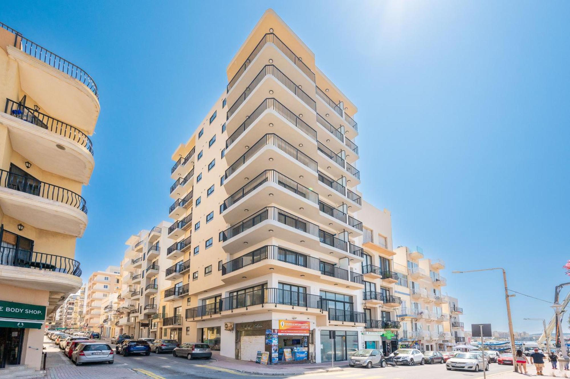 Islet Promenade Seafront Apartment With Large Corner Terrace By Getawaysmalta St. Paul's Bay Bagian luar foto