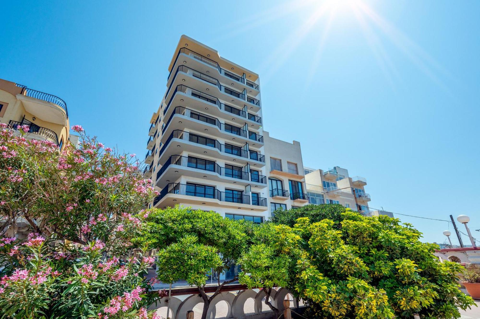 Islet Promenade Seafront Apartment With Large Corner Terrace By Getawaysmalta St. Paul's Bay Bagian luar foto