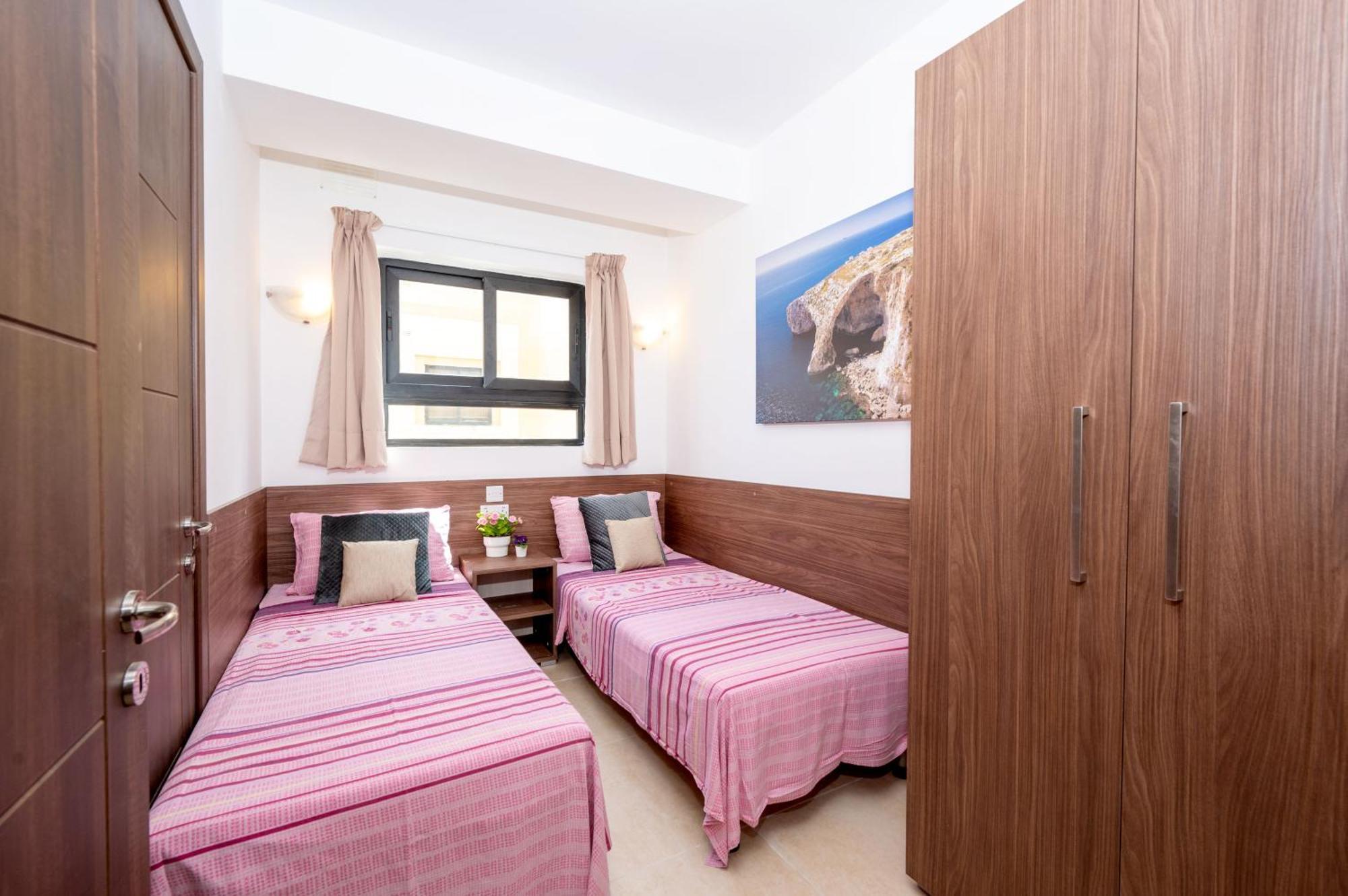 Islet Promenade Seafront Apartment With Large Corner Terrace By Getawaysmalta St. Paul's Bay Bagian luar foto